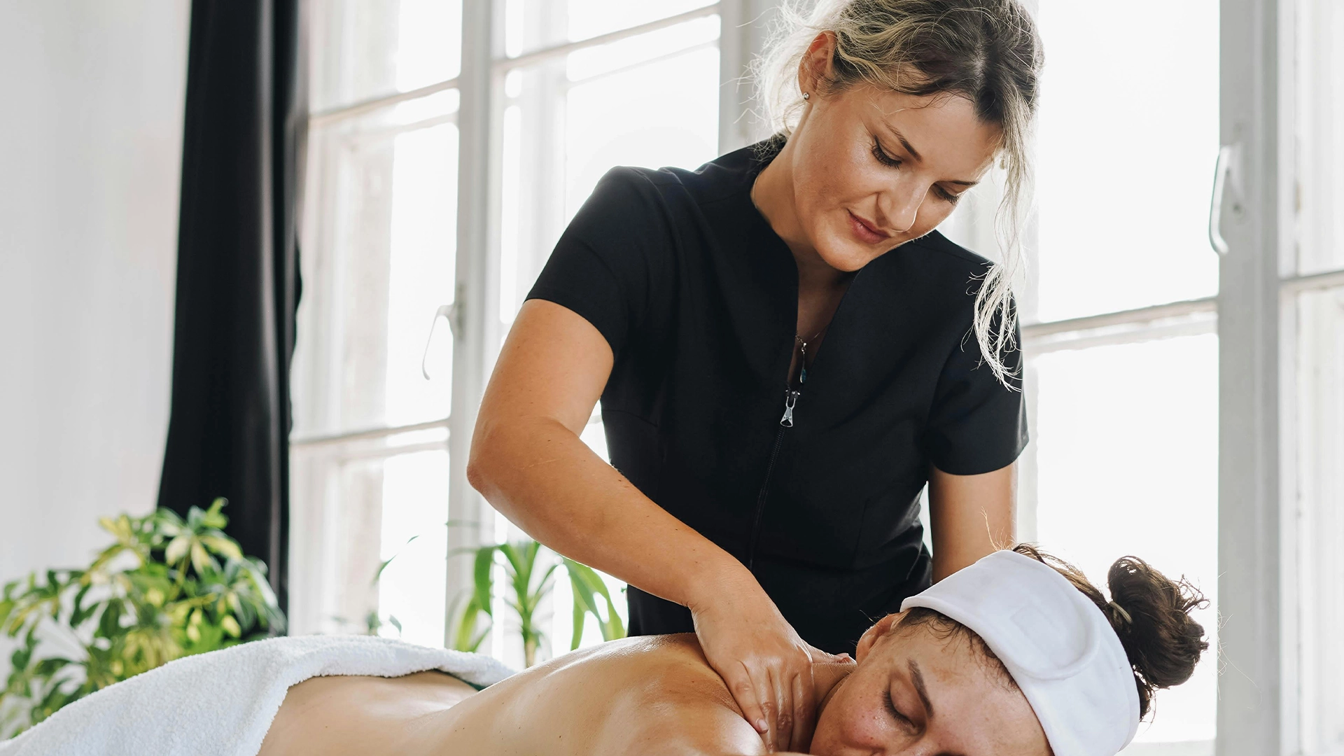 Discover-Massage-graduate-stories-from-adelaide-classrooms-to-confident-massage-therapists-feature Discover-Massage-graduate-stories-from-adelaide-classrooms-to-confident-massage-therapists-feature